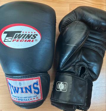 Twee Kick boks , Boxing handschoenen (gloves) beschikbaar voor biedingen
