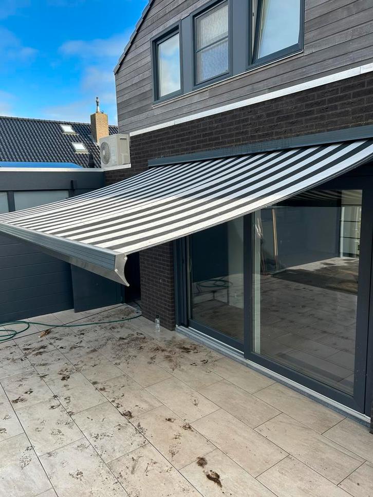Elektrisch bedienbaar zonnescherm, Tuin en Terras, Zonneschermen, Gebruikt, Knikarmscherm, 150 tot 300 cm, 250 cm tot 450 cm, Elektrisch