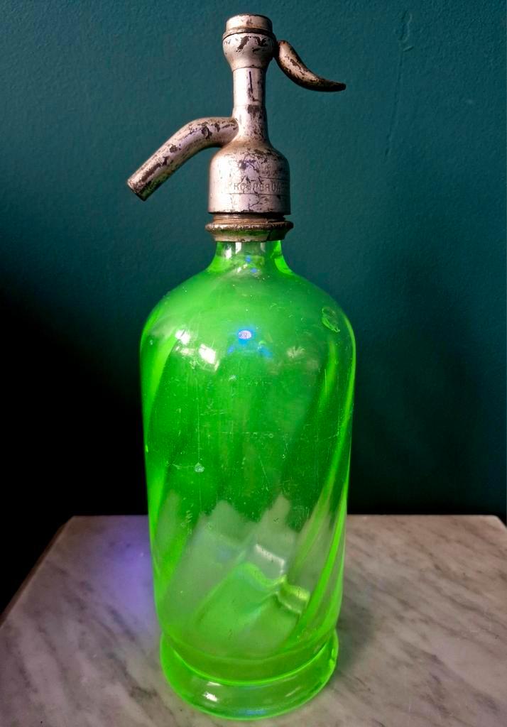 Uraniumglas Spuitwaterfles - Groen, Antiek en Kunst, Antiek | Glas en Kristal, Ophalen of Verzenden