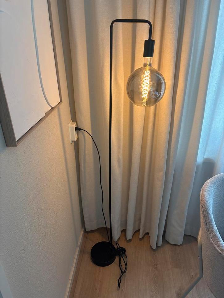 Stijlvolle Staande Lamp met LED Bol, Huis en Inrichting, Lampen | Vloerlampen, Zo goed als nieuw, 150 tot 200 cm, Metaal, Ophalen of Verzenden