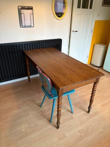 Oude houten eettafel beschikbaar voor biedingen