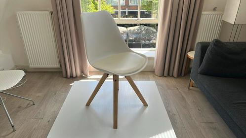 Moderne kuipstoel met houten poten en kussen – wit, Huis en Inrichting, Stoelen, Zo goed als nieuw, Eén, Kunststof, Wit, Ophalen