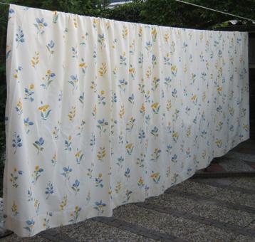 Nieuw wit overgordijn met geel-blauwe bloemen beschikbaar voor biedingen