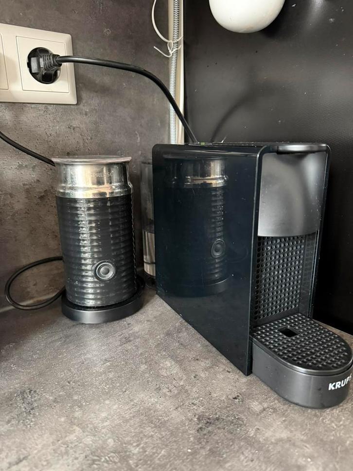 Nespresso Essenza Mini XN1118 Zwart + Melkopschuimer, Witgoed en Apparatuur, Koffiezetapparaten, Zo goed als nieuw, Koffiemachine
