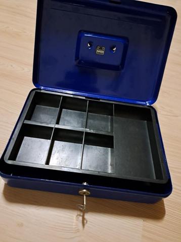 Geldkistje metaal met sleutel (K2) beschikbaar voor biedingen