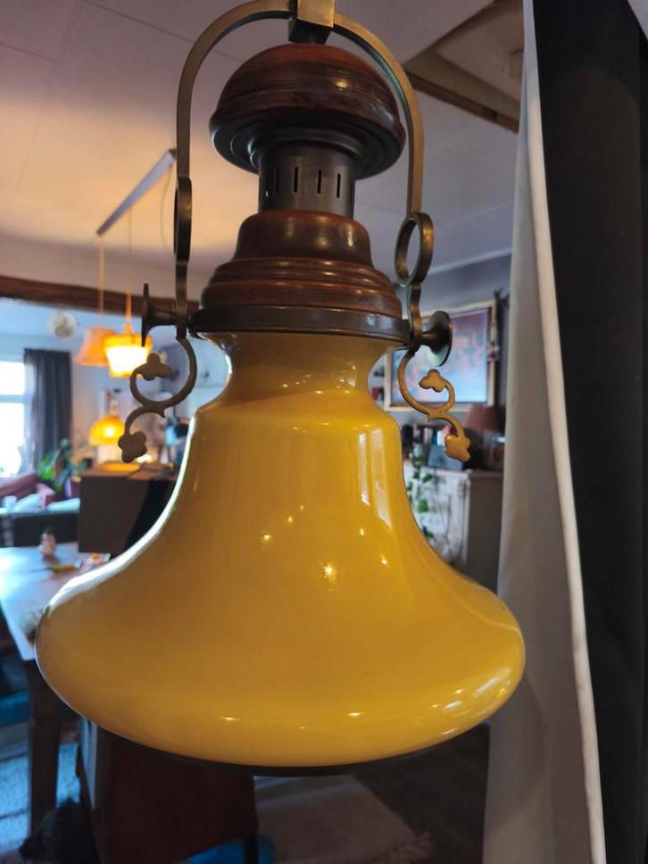 Vintage gele hanglamp jaren 70/80 – hout & opaalglas, Antiek en Kunst, Antiek | Lampen, Ophalen
