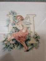 schilderij geborduurde engel en letter h, Huis en Inrichting, Woonaccessoires | Schilderijen, Tekeningen en Foto's, Ophalen of Verzenden