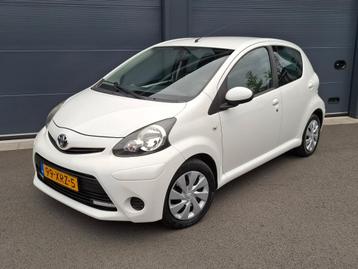 Toyota Aygo 1.0 12V Aspiration Vvt-i 5DRS 2012 Wit beschikbaar voor biedingen
