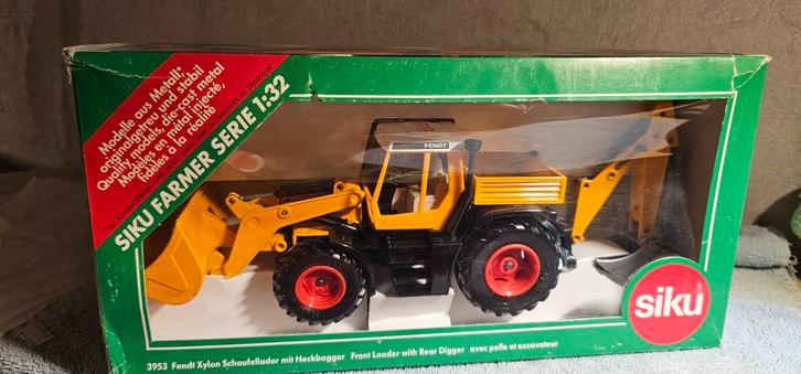 Fendt Xylon frontlader en hekbagger UPAT   SIKU 3953  1:32, Hobby en Vrije tijd, Modelauto's | 1:32, Zo goed als nieuw, Tractor of Landbouw