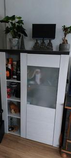 Mooie kast met open gedeelte, Ophalen