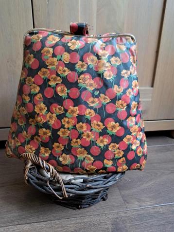 Vintage theemuts bloemenprint met rieten mandje  beschikbaar voor biedingen