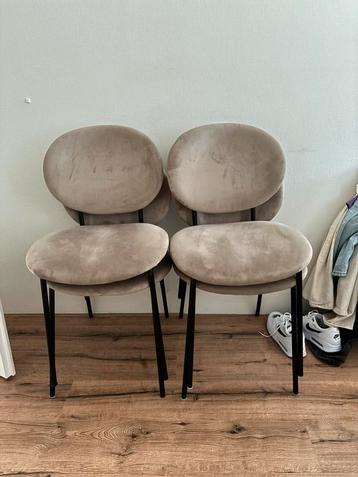 Beige eettafel stoelen  beschikbaar voor biedingen