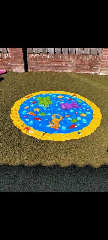 Voor de kleintjes. Waterspeelmat met fonteintjes, ø 137cm. beschikbaar voor biedingen