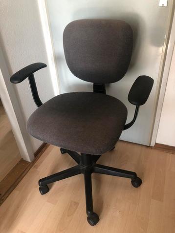 Bureaustoel beschikbaar voor biedingen