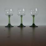 Wijnglas groene voet - 1 beschikbaar, Huis en Inrichting, Keuken | Servies, Glas of Glazen, Ophalen of Verzenden, Overige stijlen