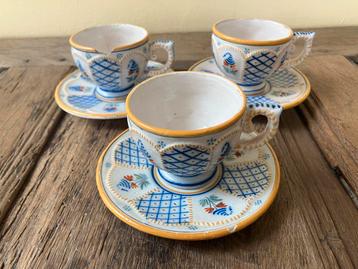 Drie antieke Quimper HR koffiekopjes beschikbaar voor biedingen