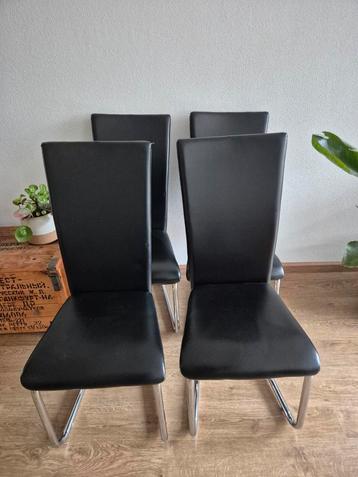 Vier zwarte stoelen - leer  beschikbaar voor biedingen