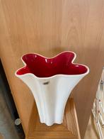 Elegante witte vaas met rode accenten - 34,5 cm hoog, Ophalen, Wit, Aardewerk of Porselein, Zo goed als nieuw