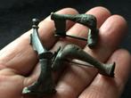 Bodemvondst 3 Romeinse FIBULA'S 1800jr oude mantelspelden, Ophalen of Verzenden