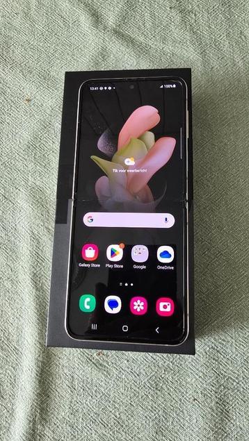 Samsung Galaxy Z Flip 4 Vouwtelefoon in zeer goede staat beschikbaar voor biedingen