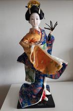 Geisha pop met brocaat kledij., Antiek en Kunst, Ophalen of Verzenden