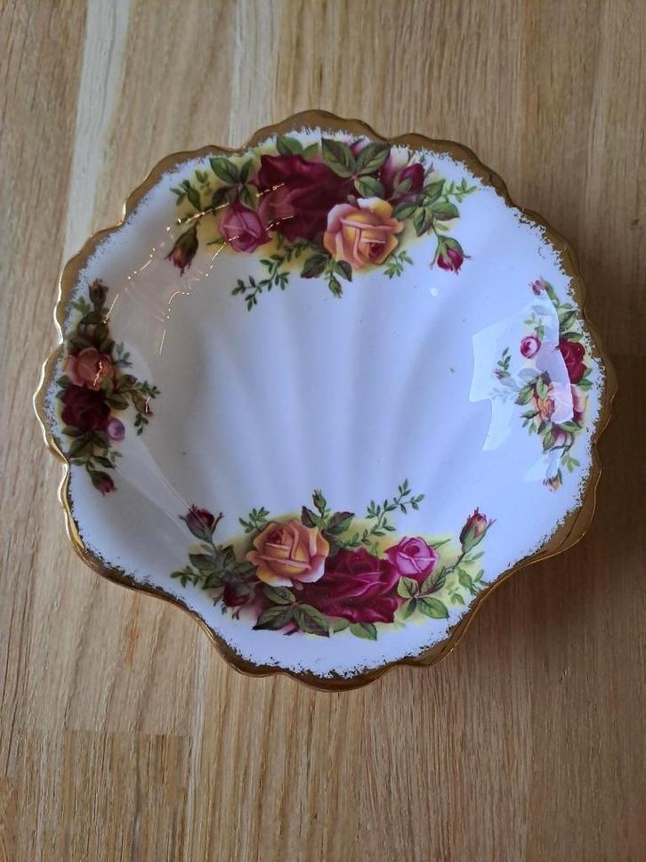 Royal Albert bonbonschaaltje Old Country Rose - schelp, Antiek en Kunst, Antiek | Servies los, Ophalen of Verzenden