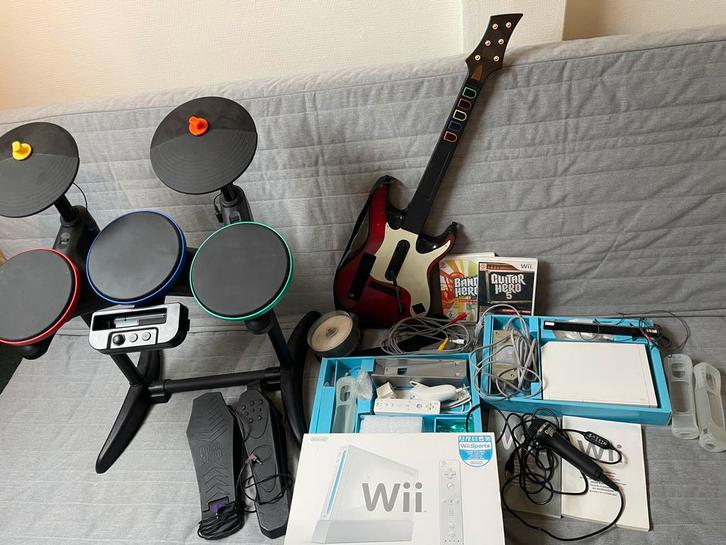 Nintendo Wii boxed, guitar hero drumstel 2 kicks, gitaar&mic, Spelcomputers en Games, Games | Nintendo Wii, Gebruikt, Muziek, 1 speler