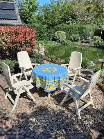 Compleet gebroken witte tuinset.  beschikbaar voor biedingen