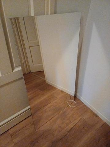 Grote badkamerspiegel met verlichting. Formaat 69 cm x 128cm beschikbaar voor biedingen