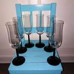 Champagne glazen op zwarte voet set van 6, Huis en Inrichting, Keuken | Servies, Ophalen, Glas of Glazen, Overige stijlen, Glas