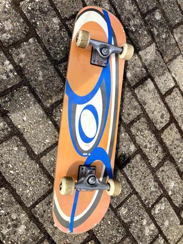 leuk kleurrijk skateboard gebruikt, nog in goede staat beschikbaar voor biedingen