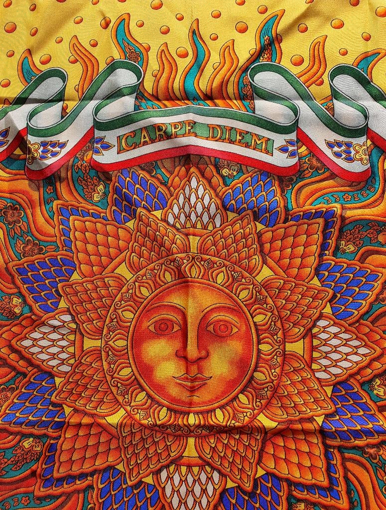 Hermès Carpe Diem zijden sjaal – vintage carré, Ophalen of Verzenden, Zo goed als nieuw, Maat 46/48 (XL) of groter, Sjaal