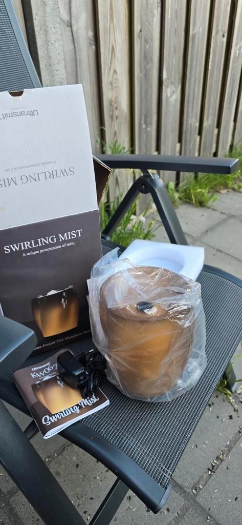 Swirling Mist Aroma diffuser, Huis en Inrichting, Woonaccessoires | Kandelaars en Kaarsen, Nieuw, Minder dan 25 cm, Overige materialen