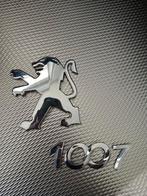 Zilverkleurig Peugeot 1007 embleem. Alleen de cijfers 1007!, Auto diversen, Autostickers, Ophalen of Verzenden