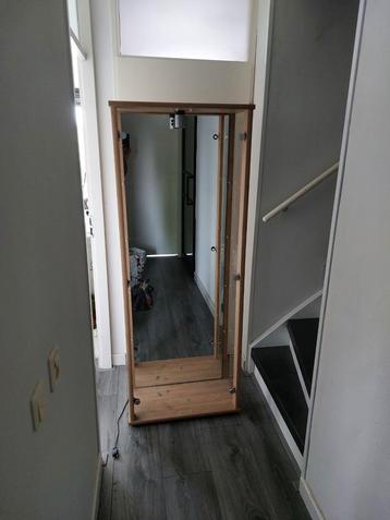 Te koop aangeboden vitrinekast. 