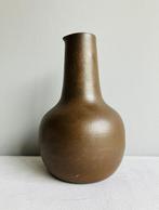Cor Unum (wijn) kan karaf mat bruin R. Veersema, Antiek en Kunst, Antiek | Keramiek en Aardewerk, Ophalen of Verzenden