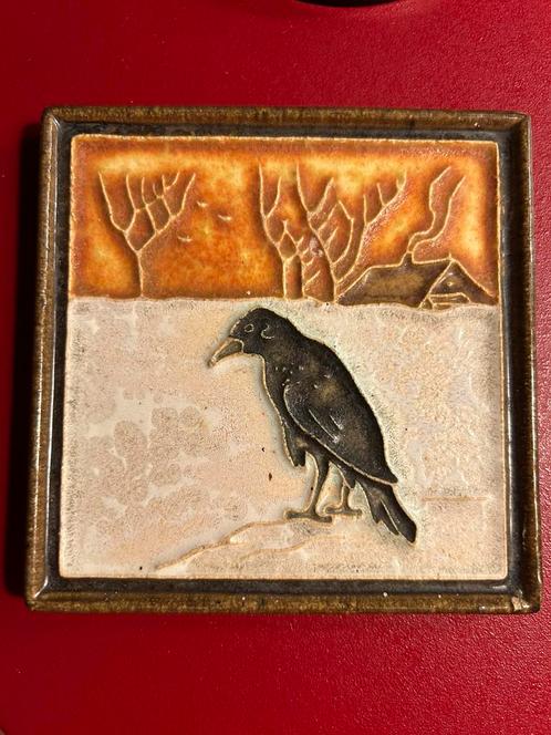 cloisonné tegel met kraai in de sneeuw Porceleyne fles, Antiek en Kunst, Antiek | Wandborden en Tegels, Ophalen of Verzenden