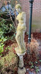 Fraai beeld van vrouw op standaard, Tuin en Terras, Tuinbeelden, Ophalen of Verzenden, Zo goed als nieuw