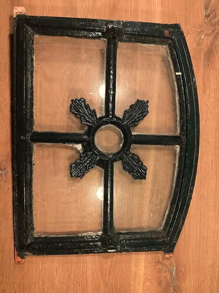 Antiek gietijzeren raampje met glas – circa 35 x 50 cm, Doe-het-zelf en Verbouw, Glas en Ramen, Gebruikt, Gevelraam of Ruit, Minder dan 80 cm