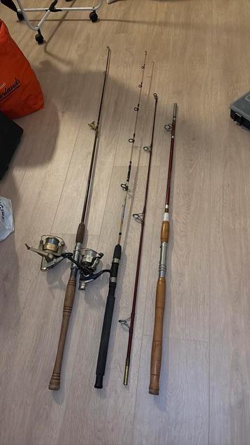 Drie zee hengels  zeehengels of voor meerval twee molens beschikbaar voor biedingen