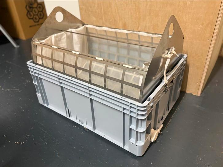 Swienty tilt strainer. Zeef voor heidehoning, Dieren en Toebehoren, Overige Dieren-accessoires, Zo goed als nieuw, Ophalen