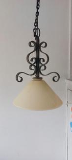 Te koop:  vintage smeedijzeren hanglamp m/ glazen kap, Huis en Inrichting, Lampen | Hanglampen, Ophalen of Verzenden, Zo goed als nieuw