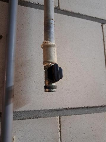 70 meter nette gegalvaniseerde gasleiding, met 18 kranen beschikbaar voor biedingen