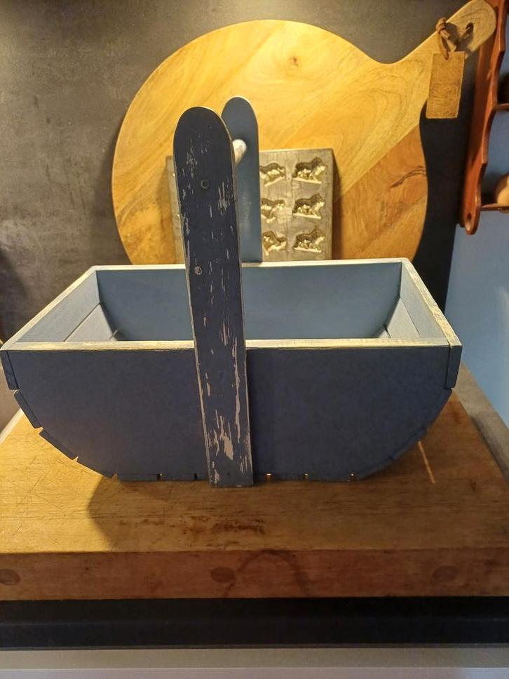 Brocante Franse houten bak mand met hengsel in lavendelblauw, Antiek en Kunst, Curiosa en Brocante, Verzenden