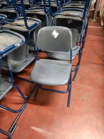 Partij van ongeveer 120 schoolstoeltjes.  beschikbaar voor biedingen