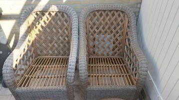 Rotan stoelen en tafel beschikbaar voor biedingen