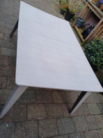 Tuintafel gratis afhalen  beschikbaar voor biedingen