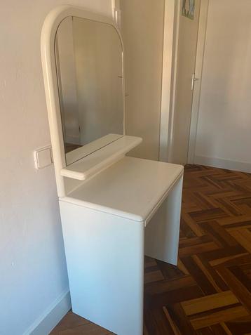 Make-up tafel. Kaptafel gratis beschikbaar voor biedingen