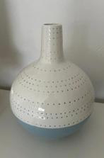 Mooie decoratieve vaas, Wit, Aardewerk of Porselein, Nieuw, Ophalen of Verzenden