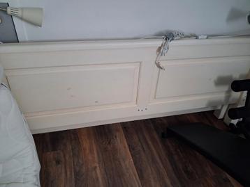 Twee persoons bed (gratis) + matras (150 euro) beschikbaar voor biedingen